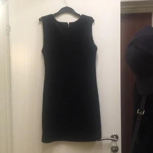  - Söt ärmlös klänning med mönster i tyget