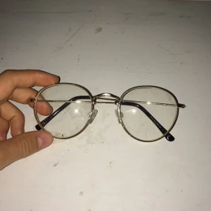  - Fina runda glasögon utan styrka!  Aldrig använda. Köparen står för frakten🌹