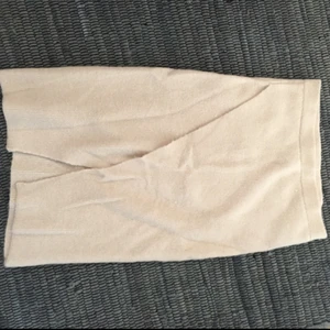  - Snygg stickad kjol från Gina tricot. Knappt använd 