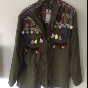  - Khaki jackan med coola mönster, jackan är i tunn material och funkar således bra till sommaren! Dragkedja i mitten finns.  Kan användas som oversize.   Nypris 545 kr  Ej prutbara! Köparen står för frakt 