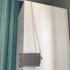  - Väsk från Scorett, perfekt skick förutom missfärgning på baksidan från svarta jeans, men det ser man ju självklart inte när man har väskan på sig. Nypris 399kr