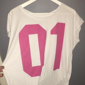  - T-shirt från nike. Använd några gånger, ganska kort men skön.