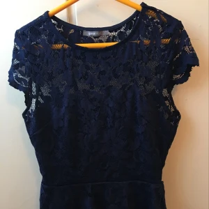  - Blå peplum topp, aldrig använd, kan gå ner i pris vid snabb köp