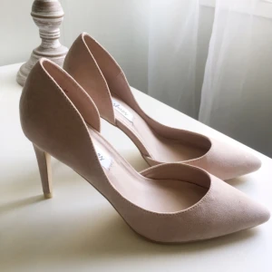  - Frakten ingår 💫💫 Oanvända skor från Nelly i sammet, färgen är ljus gammelrosa.