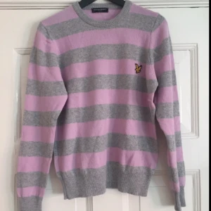  - Ulltröja i barnstorlek. Passar en S.