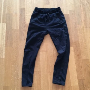  - Sköna svarta mjukisbyxor 