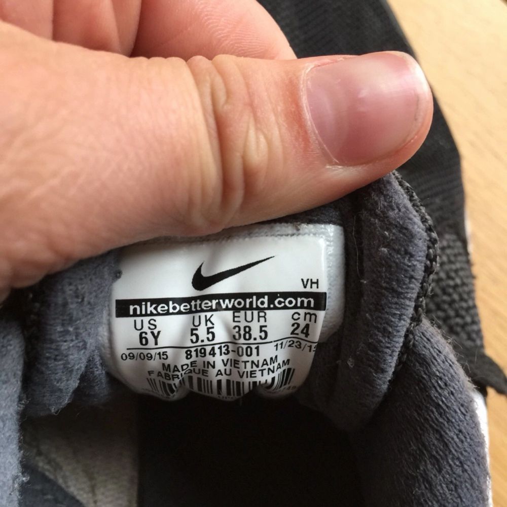 Ett par sköna Nike men som tyvärr har blivit för små för mg:( Inköpta på stadium i våras de är svarta med gråa detaljer och vit sula. Väldigt bekväma och lätta.   Frakten ligger på runt 70 därav det billiga priset. . Skor.