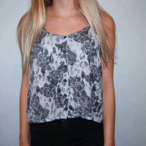  - Grått kort med mörk grå roser