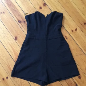  - Oanvänd svart byxdress. Är som en bustier upptill så den har väldigt snygg passform