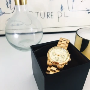  - Äkta Michael kors klocka säljes för 500kr, frakt tillkommer. Klockans batteri behöver bytas och därför säljer jag klockan billigt.