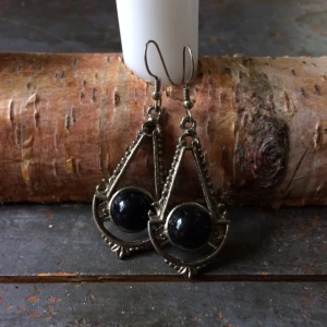  - ➿Vackra örhängen med en mystisk aura. Kombinera gärna med en klänning i mörk krossad sammet! Okänt ursprung. Blandmetaller. Köpta 2hand, tyvärr avskavd färg därav priset. Lätt att skava bort allt & måla svart på nytt? Frakt: 7kr, skickas i vadderat kuvert.➿