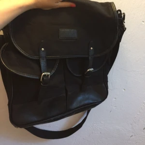  - Axelväska från zara i canvas och polyuretan som passar till både studier och vardagsliv.