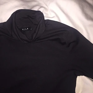  - Mörkgrå tight polotröja från VILA i modal och bomull! Skön och åtsittande på mig som är en S.