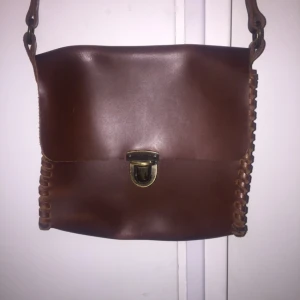  - Läder väska, aldrig använd. 