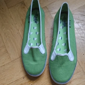  - Ett par härligt somriga tygskor, smala och små i storleken, mer som storlek 36, aldrig använda. Köparen står för frakten. 