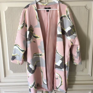  - Kappa från H&M. Helt förälskad i mönstret men tyvärr var det inte rädd modell för mig! I det närmaste oanvänd! OBS! Köparen står för ev frakt! 