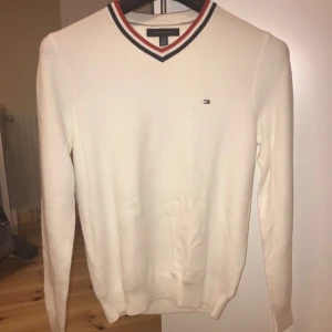  - Hilfiger tröja i nyskick, aldrig använd. Den är i storlek XS men passar bättre på någon som har storlek S