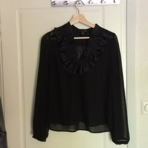  - Blus från H&M. Bra skick.