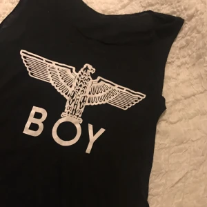  - boy linné, vet inte riktigt storlek men passar nog s-m