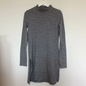  - Klänning/lång tröja med slits på sidorna. Aldrig använd