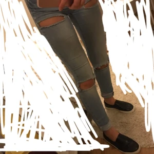  - jeans från gina, mycket hål i (kan skicka bild vid intresse)