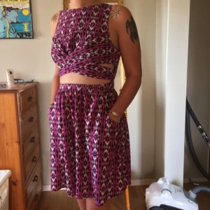  - snygg designad klänning från bikbok med öppning under bysten 