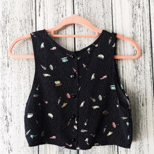  - Crop top med knäppning från Beyond Retro i storlek S säljes för 50kr inkl frakt. Betalning sker via swish.