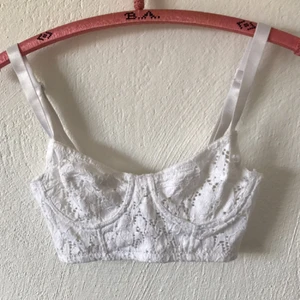  - Super söt och somrig topp! Helt nyskick har provat den flera gånger men den är för liten vid bysten. Den passar någon med B-kupa skulle jag tro. 