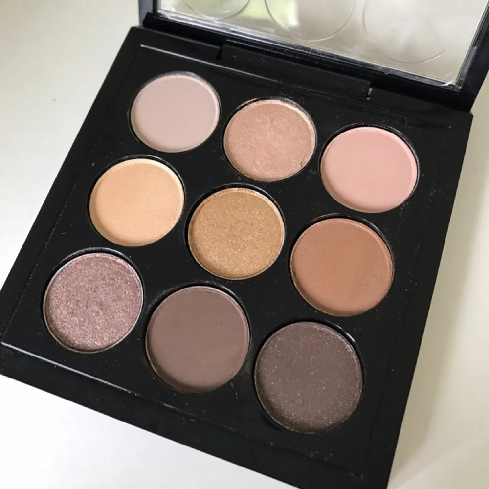 Helt ny Mac palette i färgen Amber times nine. Endast 3 av färgerna är swatchade på handen, annars är alla andra färger orörda. Nypris 435kr. Övrigt.