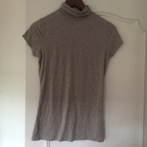  - Polo t-shirt från HM. Bra skick. 