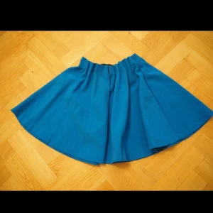  - jättefin kjol med resår i midjan