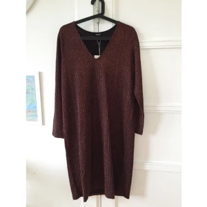  - Aldrig använd, prislapp kvar. Går under knäna på mig som är 164cm. Färgerna på bilderna, speciellt bild 2, stämmer bra överens med verkligheten. 