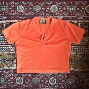  - Kort tröja med ros-detalj! Märkt L men mkt tajt då tror jag! 