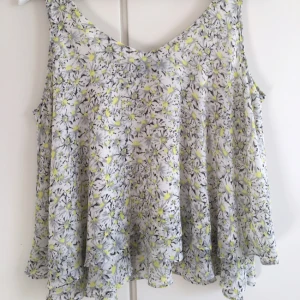  - Blommig topp från bikbok använd några få gånger