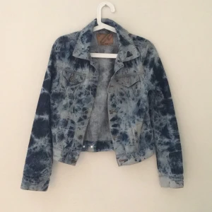  - En härligt fräck och snygg retro jeansjacka, som sitter som en smäck och funkar snyggt med uppkavlade ärmar. Perfekt till sommar och våren men funkar lika bra till hösten med bara snäppet tjockare kofta under. Använd ett fåtal gånger ✨