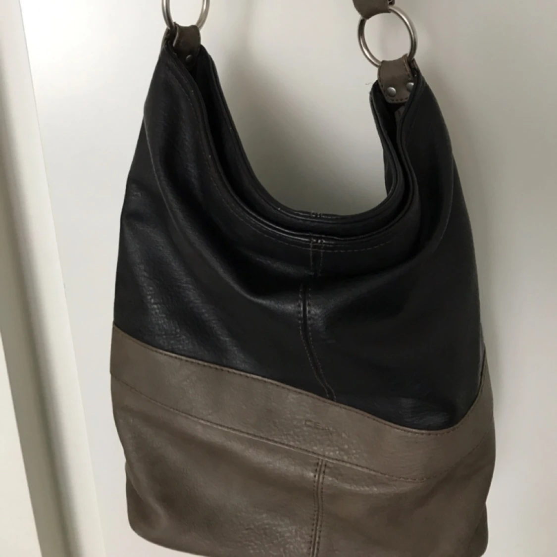 Ceannis axelremsväska