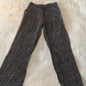  - Byxor från Indiska i viscose med lösare passform i benen. Fantastiskt mönster och supersköna. Används dessvärre inte längre. I bra skick! 🐉