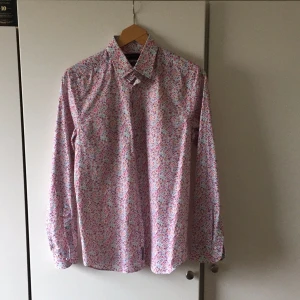  - Blommig skjorta från Riley (brothers) oanvänd