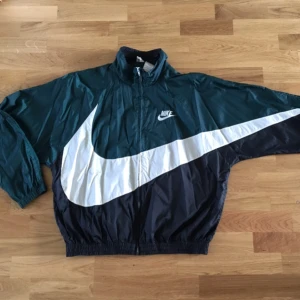 - Snygg retro vindjacka från Nike! Grön, svart och vit!😀😀😀✨✨✨💕 passar alla kön! Så snygg som oversize👍🏼✨  Eventuell frakt betalas av köparen😙😙