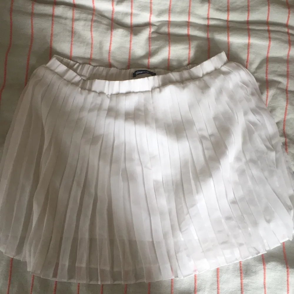 Vit plisserad kjol från Gina Tricot. Storlek L, men funkar för mig som har M. Väldigt stretchig i tyget. Finns i Gbg, köpare betalar frakt 🎆🎇🌌. Kjolar.
