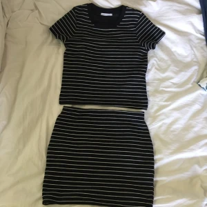  - Randigt set från Zara, stretch. Överdel i S, underdel i M. Du betalar frakten :) 