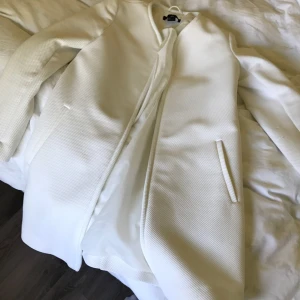  - Jättefin vit kappa från Hm, knappt använd. Fint skick, inga fläckar. 