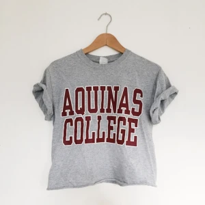  - Grå t-shirt med tryck 