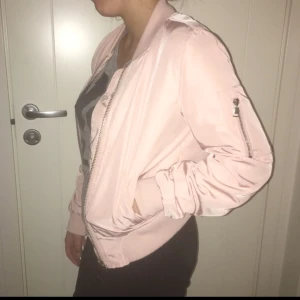  - Skitcool rosa bomberjacka i storlek S samt väldigt sparsamt använd