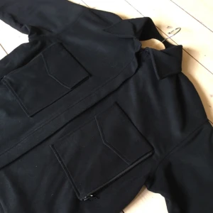  - Jacka från Carin Wester. Inköpt förra vintern men knappt använd. Funkar bra både höst/vinter. Frakt tillkommer. Kan mötas i Malmö/Lund. 