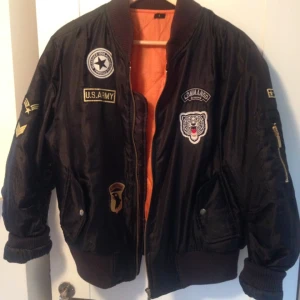  - Snygg Bomberjacka. Strl L (damstorlek)