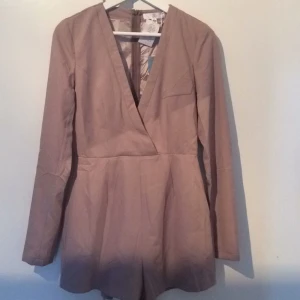  - Liten i storlek ,kan användas av personer som vanligtvis har 36 också. Superfin och oanvänd. Frakt går bra  