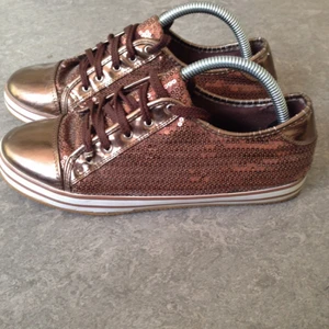  - Glittriga skor. Jättesnygg! Perfekt till sommar! Stl 37