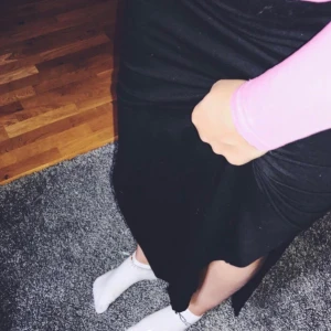  - Svart långkjol med slits på båda sidorna , 20kr i frakt 