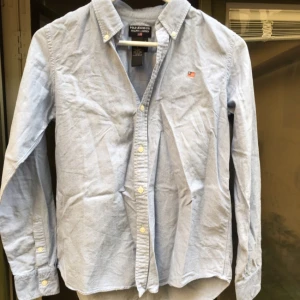  - Hej  Säljer en Ralph lauren skjorta i storlek 8! Passa på 
